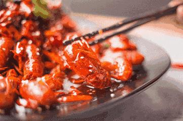 小龙虾的头到底能不能吃,小龙虾的头吃了会起疹子吗