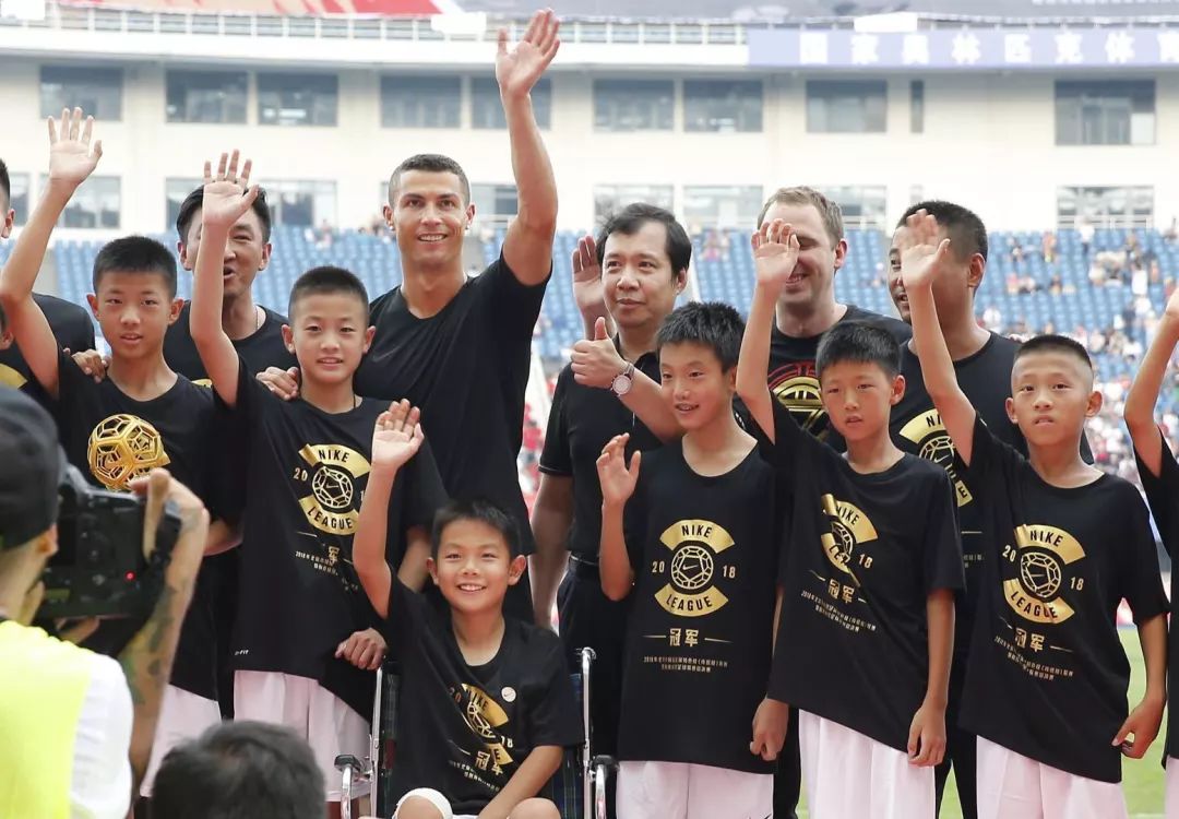 庆祝c罗夺得金球奖,c罗冠军庆祝