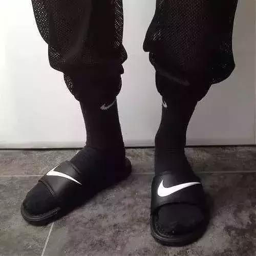 夏天鞋子可以当拖鞋穿的,可以当拖鞋也可以当板鞋穿