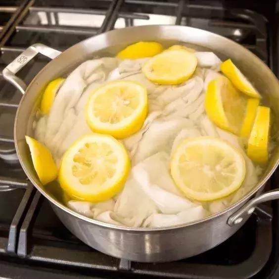 夏天白衣服有黄渍怎么洗,白衣服胳肢窝出汗发黄怎么清洗