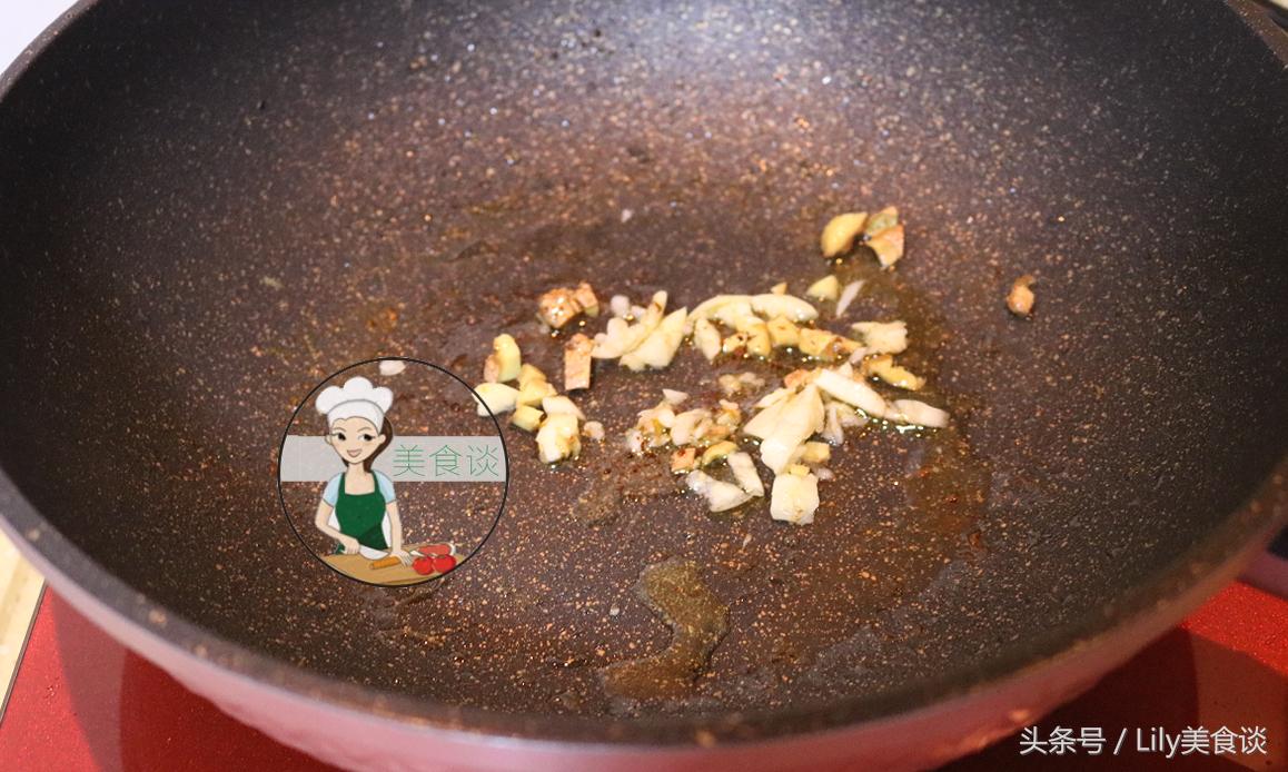 煎鱼时如何煎才不会粘锅掉皮呢,怎么煎鱼粘锅不掉皮又好吃