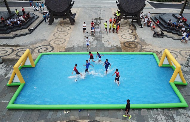 炎炎夏日户外游泳清凉一下,炎炎夏日水上冲浪带给你酷爽体验