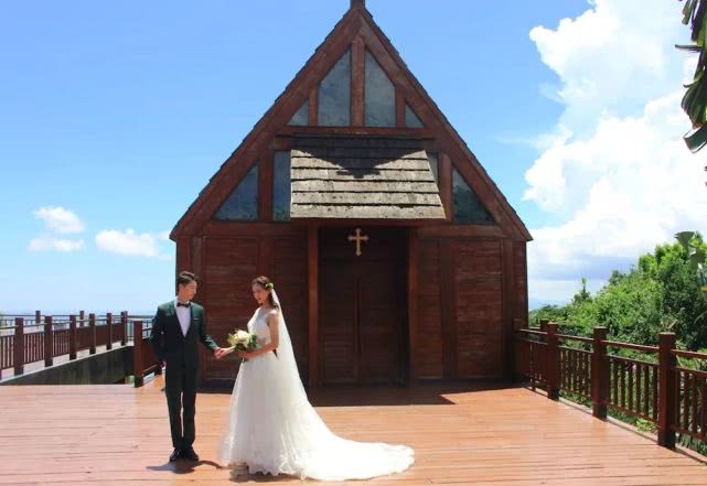 开着奥迪自驾的小姐姐,开着百万奥迪的小姐姐