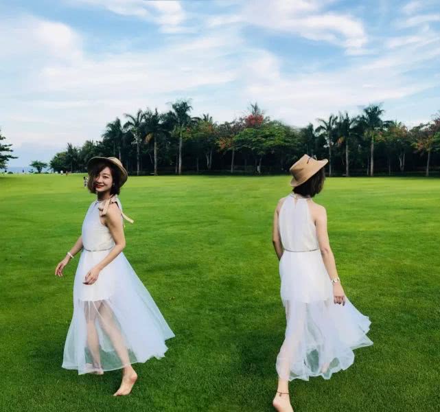 开着奥迪自驾的小姐姐,开着百万奥迪的小姐姐