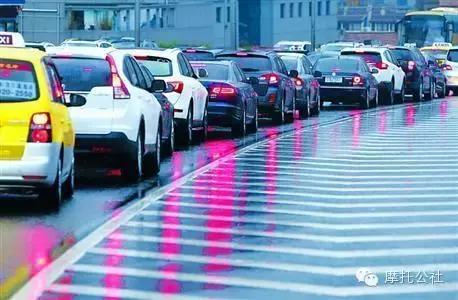 夏天雨天适合骑摩托车吗,新手雨天骑摩托车注意事项