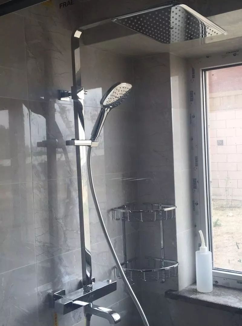 金色淋浴花洒和银色哪个好,淋浴门黑色花洒银色