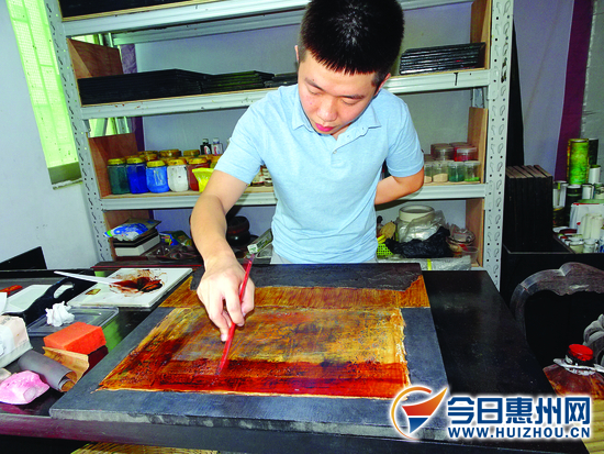 惠州90后小伙迷上非遗漆艺作品获评“工美金匠奖”金奖