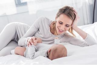 妈妈生完宝宝后坚持母乳喂养，宝宝却把乳头吸破，这几招帮你解决