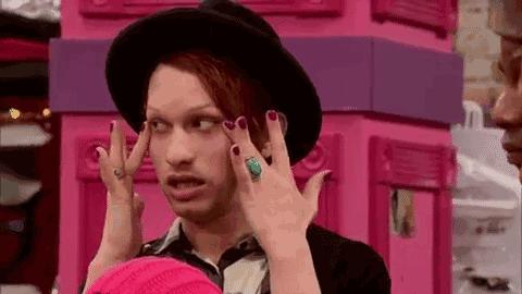 可怕！她把痔疮膏当眼霜涂了以后……差点儿毁容了！