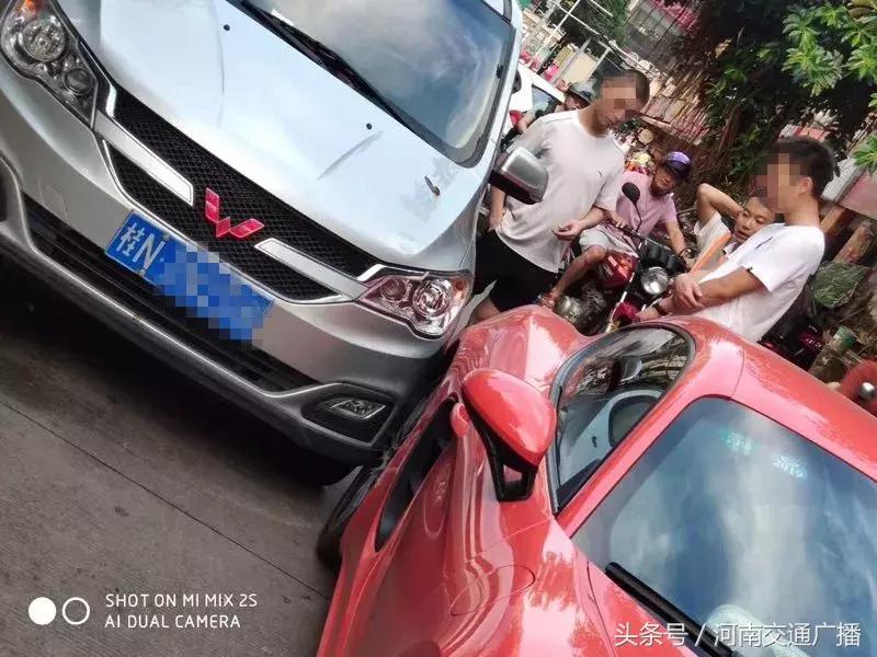 新手司机试驾五菱神车,新手司机连撞三辆车