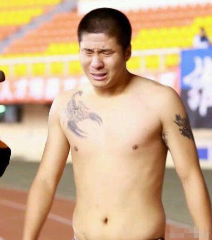 国足队长身形遭黑，连累鹿晗无辜躺枪，网友：鹿晗与英超失之交臂