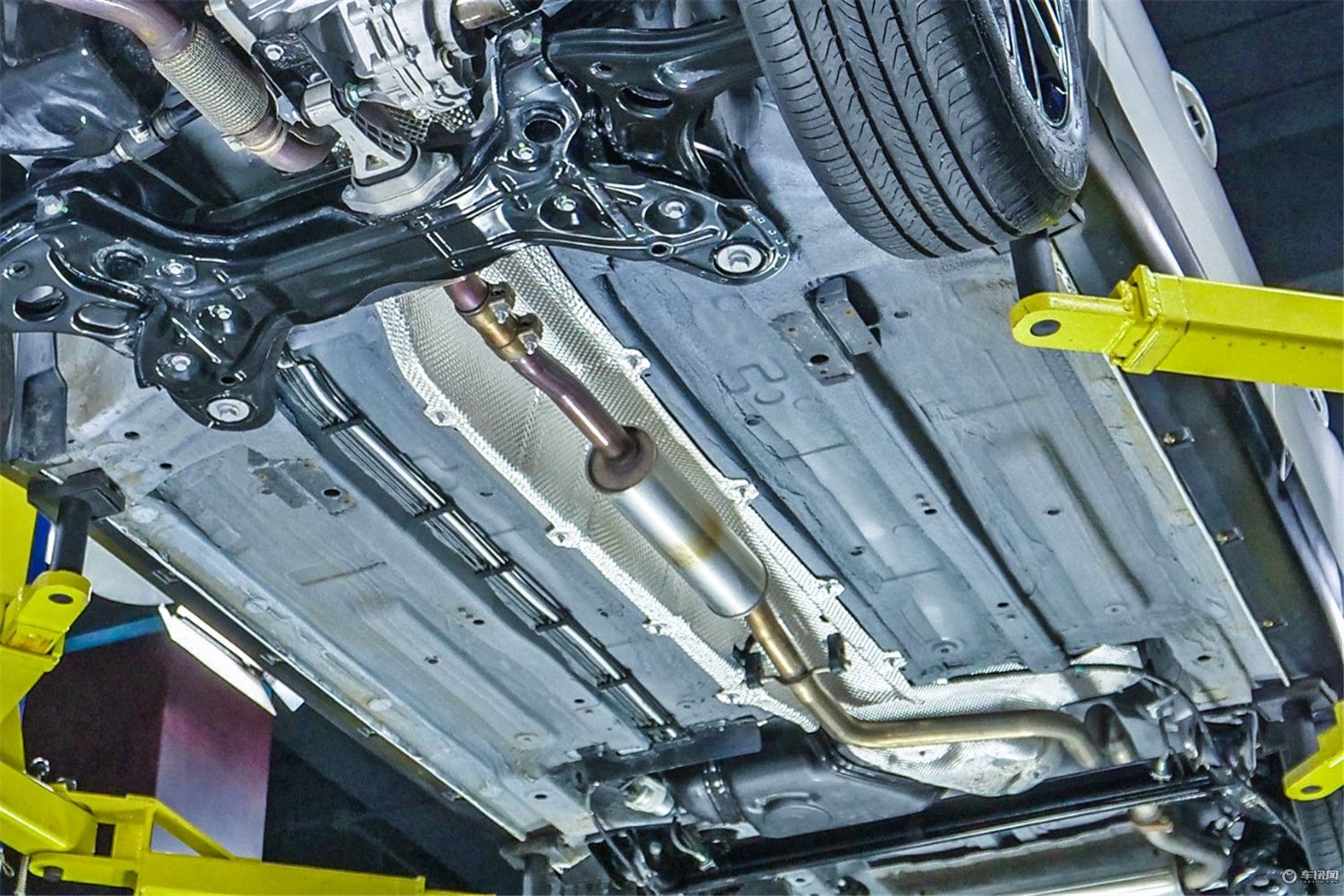 大飙车奔腾x40前后防撞梁,奔腾x40后高位刹车拆解