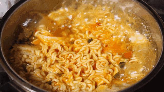 别再发私信问了！环球泡面屋就在珠江路与九都路口……