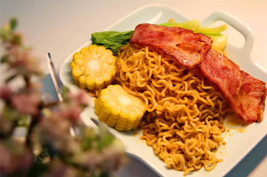 别再发私信问了！环球泡面屋就在珠江路与九都路口……