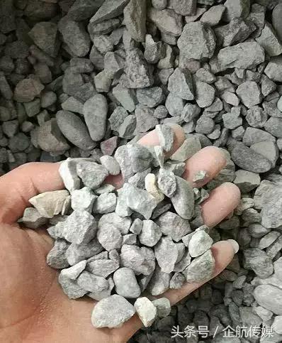 河砂太干净不好吗？坍落度150，振动棒一打就泌水！