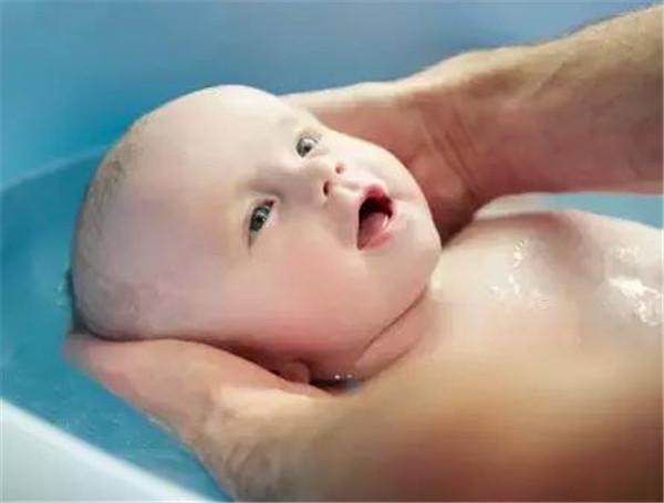 快满月的婴儿怎么在家洗澡,刚满月宝宝怎么洗澡好