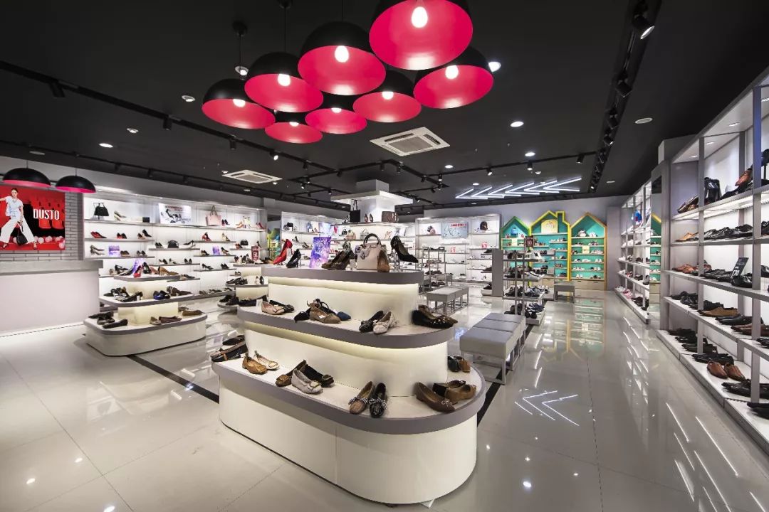 特稿｜一双鞋79元，8000家门店，被达芙妮、意尔康视作“最可怕的对手”！