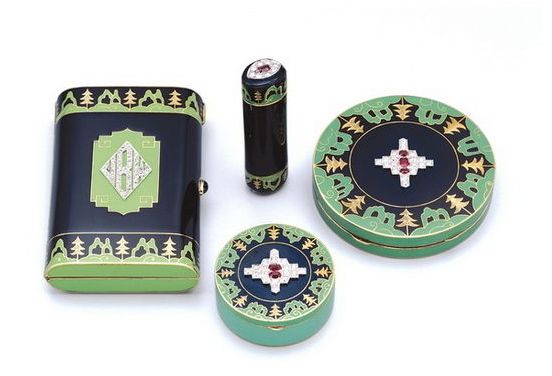 王菲戴的那个1500元回形针不算夸张，蒂芙尼180多年前就在卖镶钻金铅笔了！