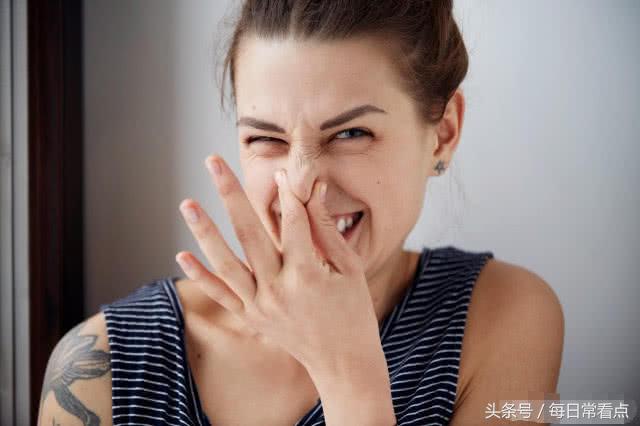 鼻子毛孔大黑头多什么办法去除,鼻子上黑头多毛孔大怎么简单去除