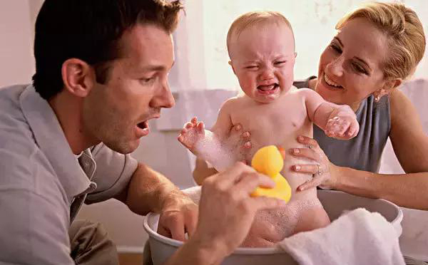 天热宝宝洗澡总是大哭大闹！原来是因为这个？