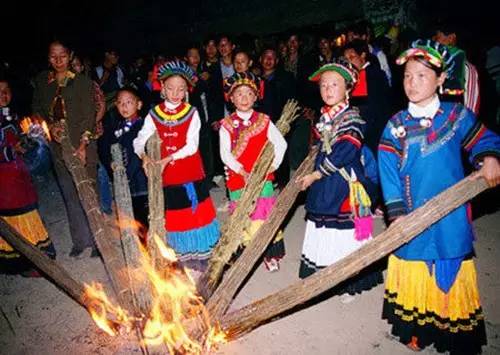 宁可错过世界杯也不要错过云南的火把节！