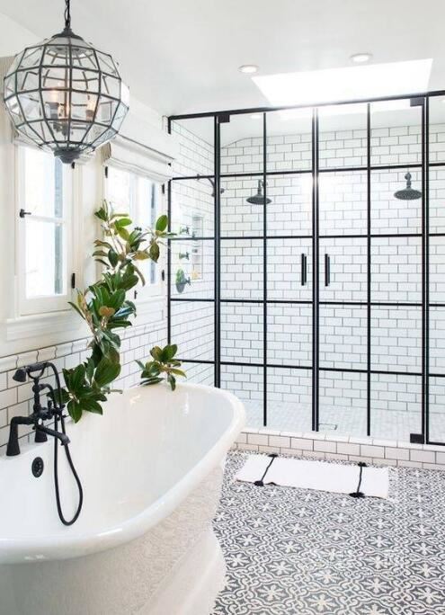 黑色细框玻璃门，朋友来我家参观都拍照发到朋友圈晒，说太漂亮了