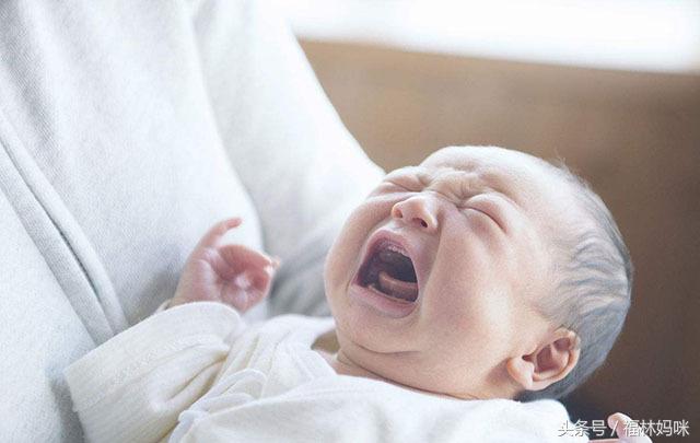 新生儿半夜惊醒哭闹怎么哄都不行,新生儿一到晚上需要安抚才睡觉