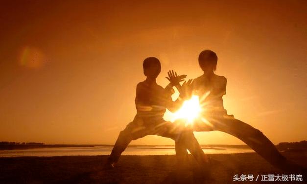 怎么练太极拳不伤腰,这样练太极很伤身