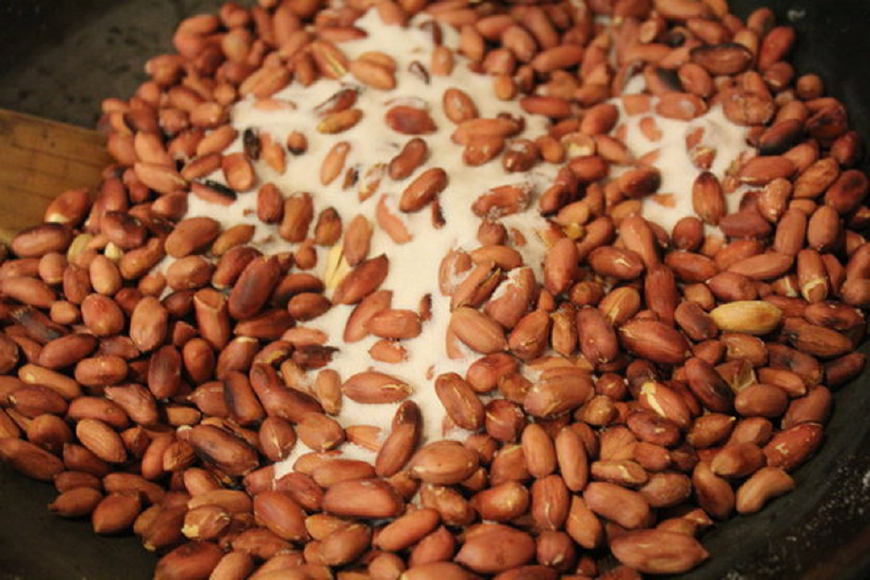 炒花生不脆是坏了吗,炒花生洗过的好还是不洗的好