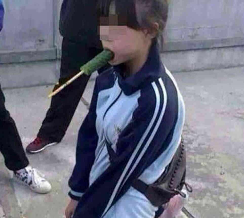 女儿赖床妈妈掀开被子,女儿睡觉到中午妈妈掀被子