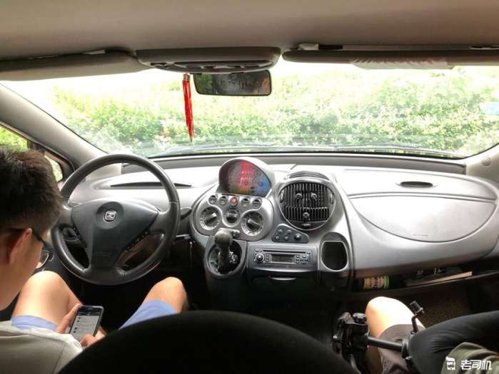 前排可以坐三个人的货车,众泰六座mpv