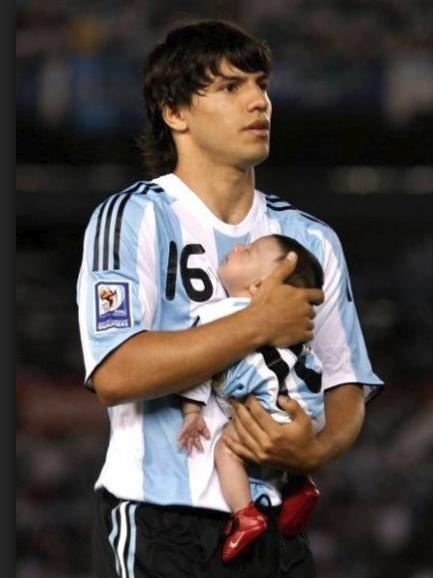 足球场抢镜球童,足球场里颁奖典礼