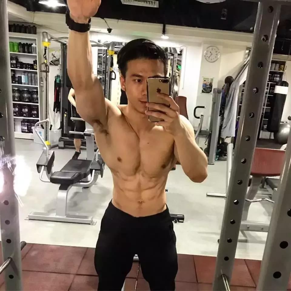 小腹肌胀痛怎么锻炼,练腹肌不伤腰速成腹肌的动作