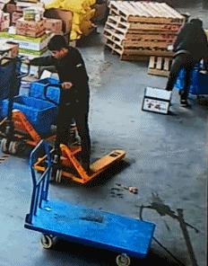 几十元的扭扭车,硬是被你开出了几百万豪车的感觉