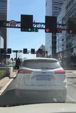 几十元的扭扭车,硬是被你开出了几百万豪车的感觉