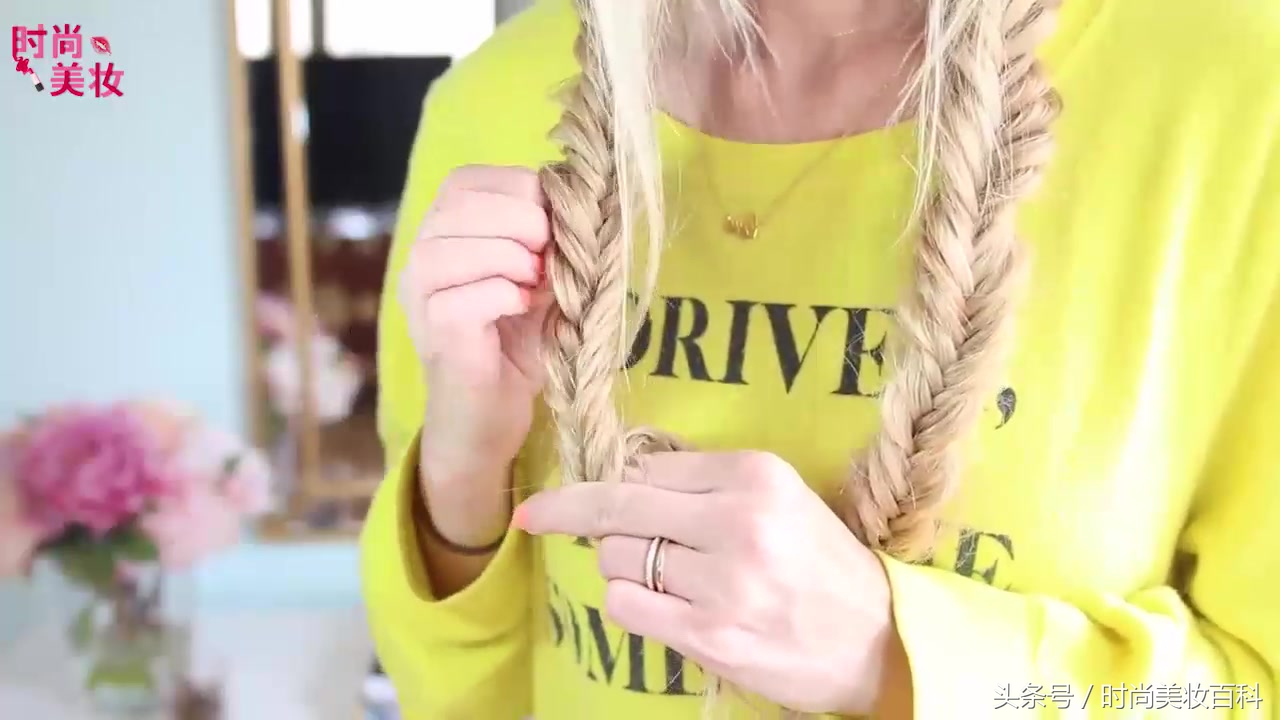 鱼尾流苏扭扭夹盘发视频,鱼尾扭扭夹盘发教程中短发