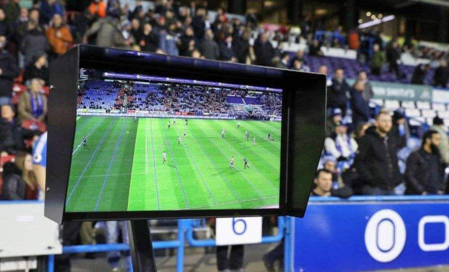 裁判都快失业了,就因为VAR,裁判的判断力正在一点点丧失