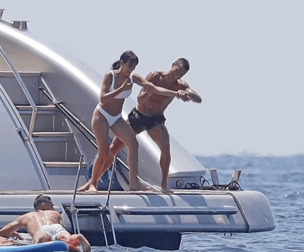 c罗晒与乔治娜的照片,c罗社媒晒同乔治娜的亲吻照