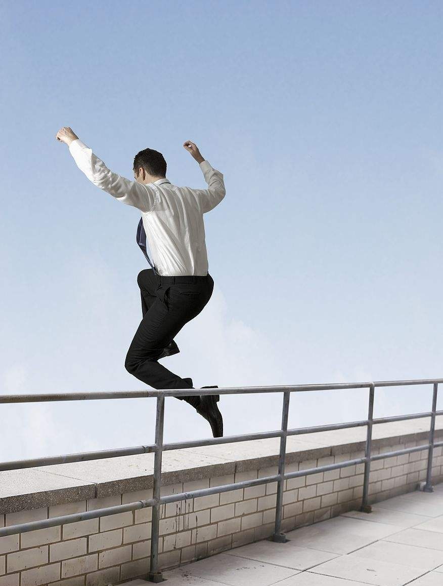 别人跳楼自杀把你车砸了，车险管不管？