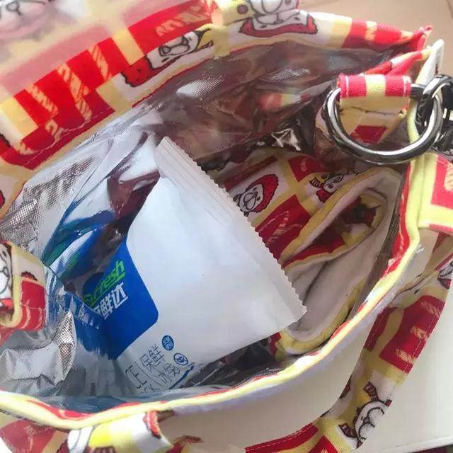 铲屎官给狗狗穿衣服,铲屎官给狗狗穿秋裤