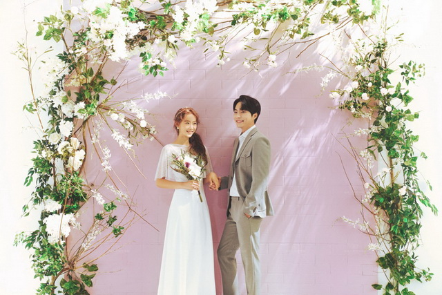 韩国济州岛拍婚纱照花墙,青岛油画墙婚纱照