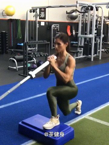 腿部训练杠铃瘦腿,腿部训练动作瘦腿健身房