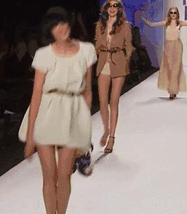 t台走秀尴尬摔倒,t台摔倒合集