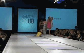 t台走秀尴尬摔倒,t台摔倒合集