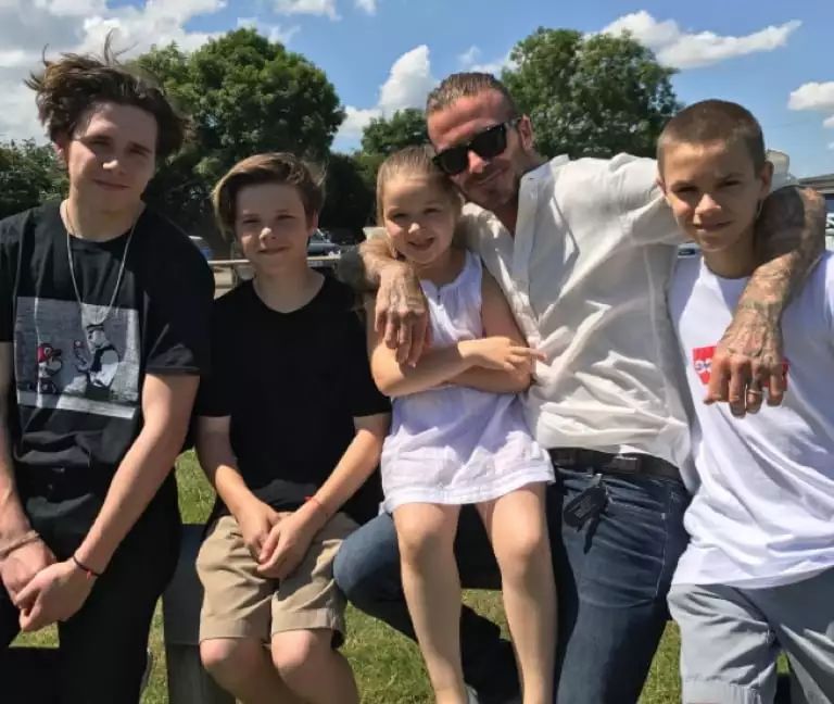 买14亿豪宅就为让小孩踢球，贝嫂家为什么没养出败家子？