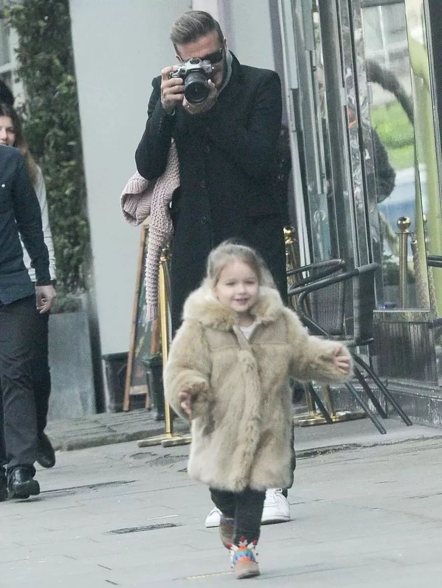 买14亿豪宅就为让小孩踢球，贝嫂家为什么没养出败家子？