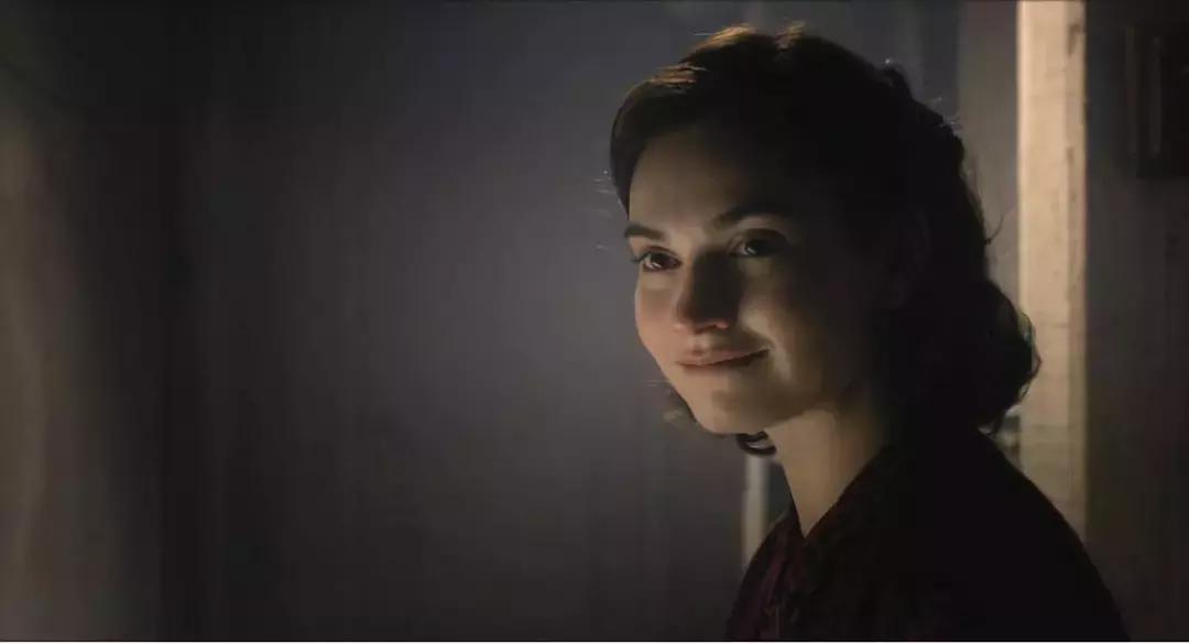 女孩穿上水晶鞋可以操控整个世界,穿上水晶鞋变成美女