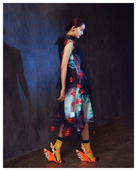 女星奇葩高跟鞋，林允儿新照踩团火杨颖踩空气，何穗风火轮最舒服