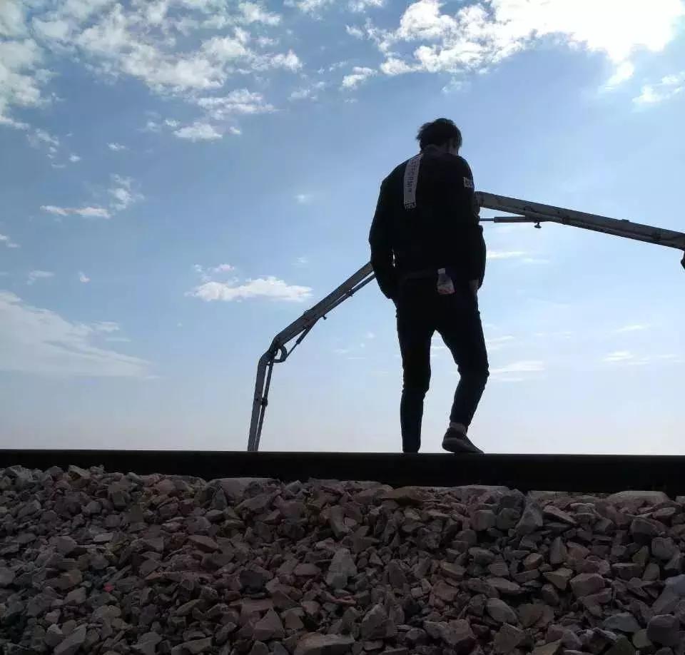 残酷的现实生活的无情感到绝望,残酷的现实叫人无奈