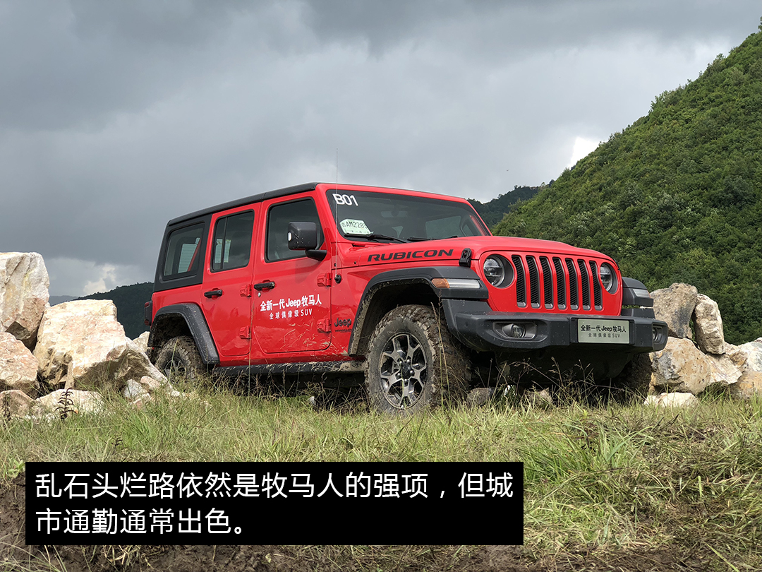 玩具吉普牧马人在泥巴上开,牧马人越野过泥巴和河第一视角